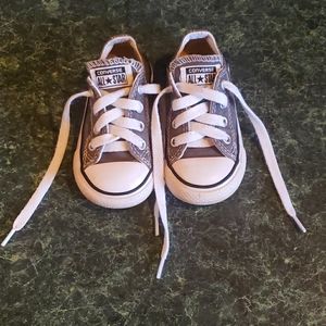 Size 5 toddler converse shoes